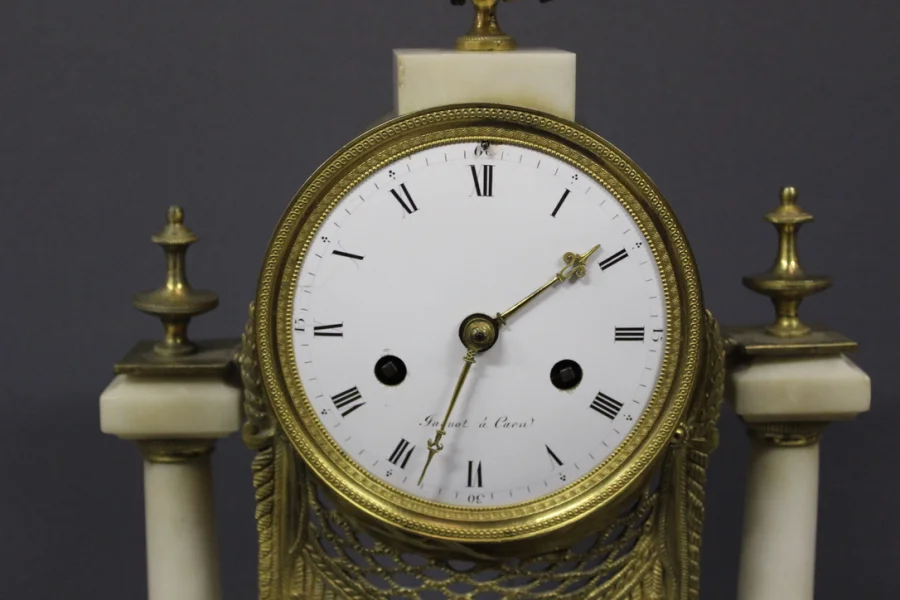 Pendule Louis XVI En Marbre Et Bronze Vers 1800