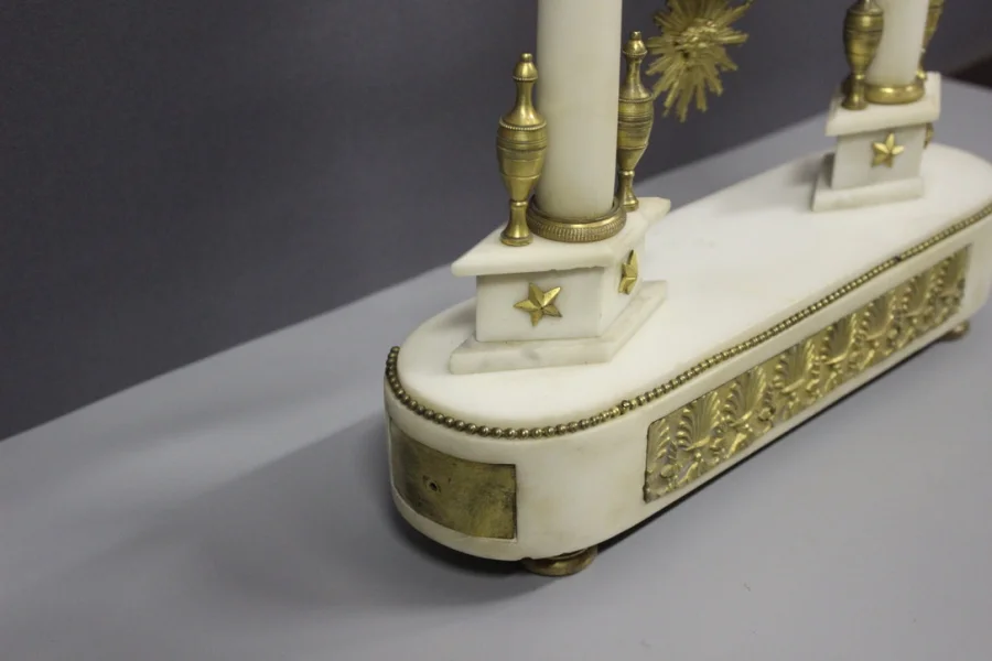 Pendule Louis XVI En Marbre Et Bronze Vers 1800