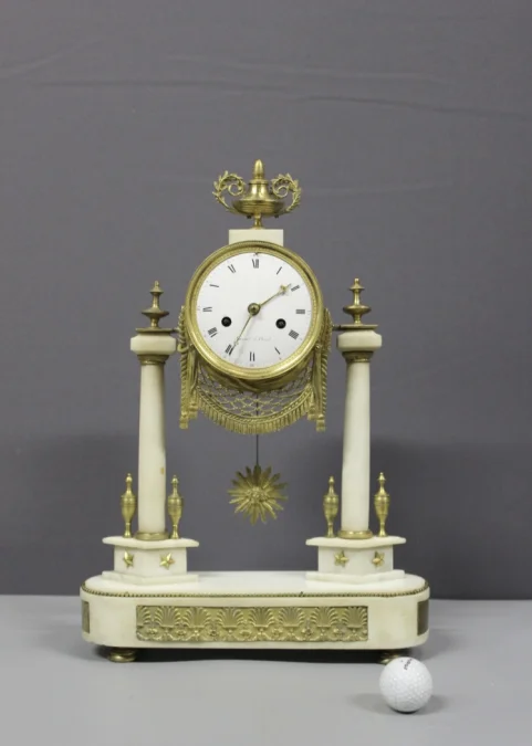 Pendule Louis XVI En Marbre Et Bronze Vers 1800