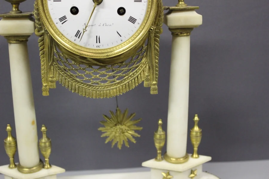 Pendule Louis XVI En Marbre Et Bronze Vers 1800