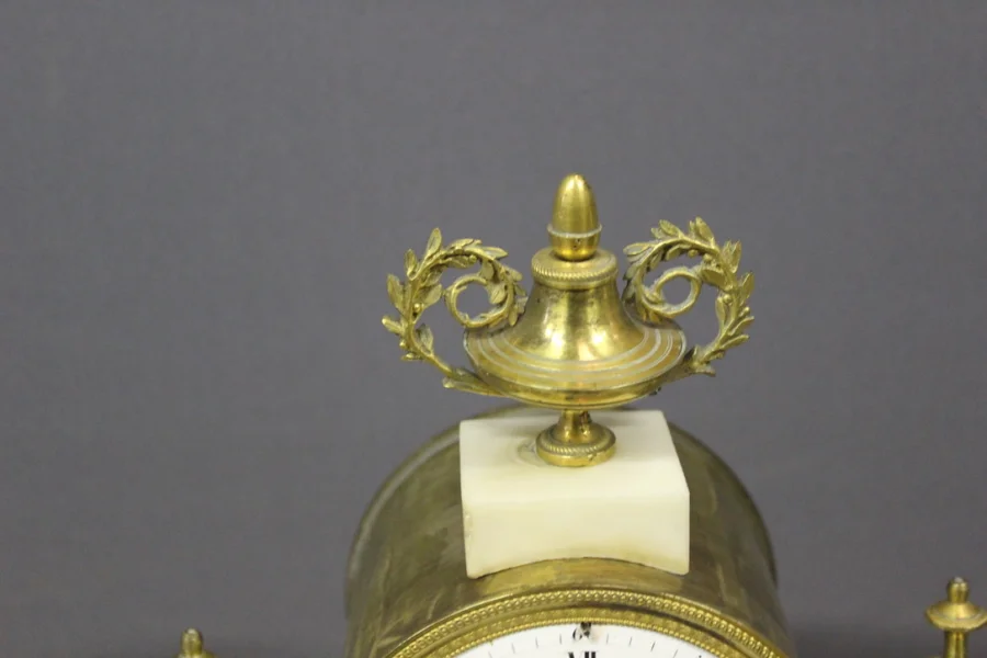 Pendule Louis XVI En Marbre Et Bronze Vers 1800