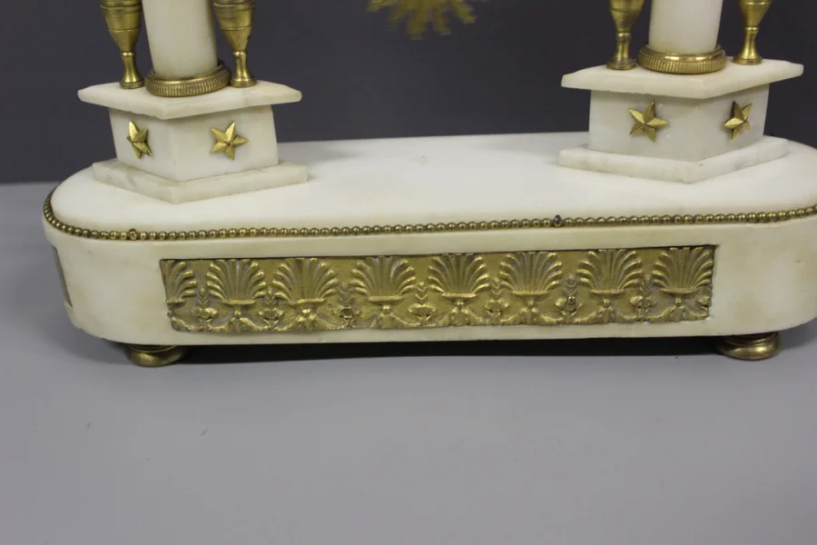 Pendule Louis XVI En Marbre Et Bronze Vers 1800