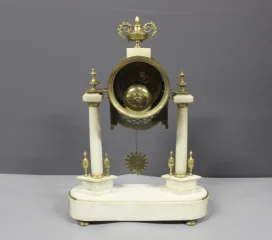 Pendule Louis XVI En Marbre Et Bronze Vers 1800