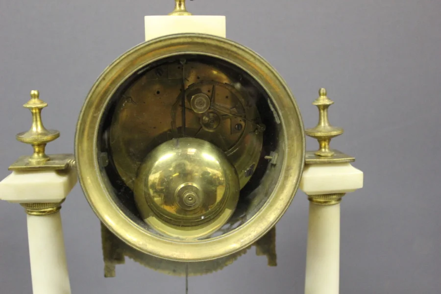 Pendule Louis XVI En Marbre Et Bronze Vers 1800