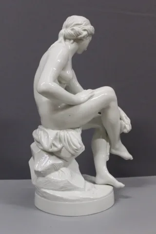 ESTATUILLA DE PORCELANA DE VENUS