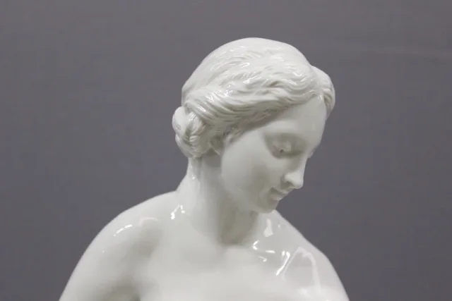 ESTATUILLA DE PORCELANA DE VENUS
