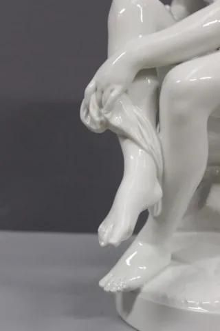 ESTATUILLA DE PORCELANA DE VENUS