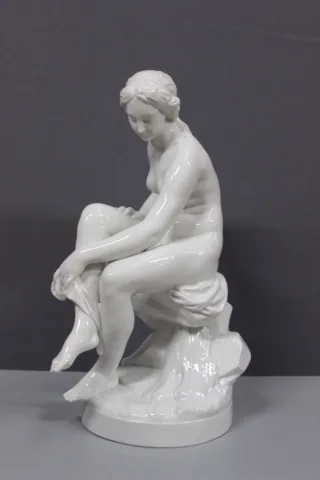 ESTATUILLA DE PORCELANA DE VENUS