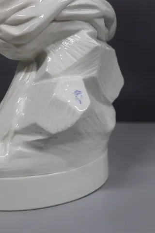 ESTATUILLA DE PORCELANA DE VENUS