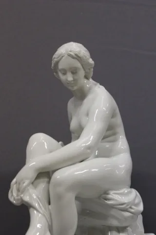 ESTATUILLA DE PORCELANA DE VENUS