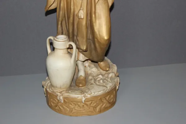Jeune Femme Orientaliste  Au Panier Art Nouveau Par Royal Dux Vers 1900