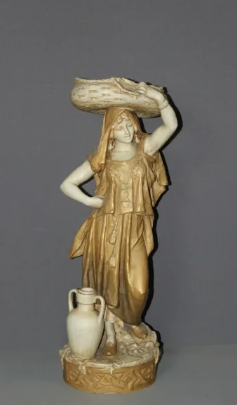 Jeune Femme Orientaliste  Au Panier Art Nouveau Par Royal Dux Vers 1900