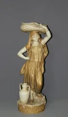 Jeune Femme Orientaliste  Au Panier Art Nouveau Par Royal Dux Vers 1900