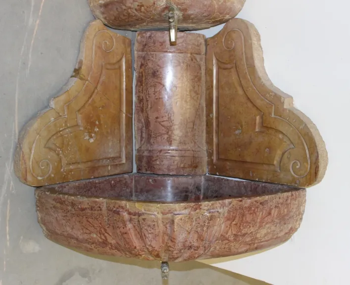 Fontaine d'Angle Louis XIV En Marbre XVIII