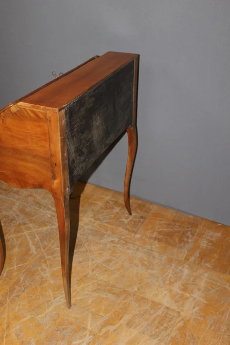 Schreibtisch mit Schrägplatte aus der Zeit Ludwigs XV.