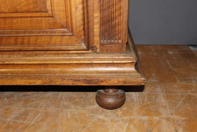 Buffet à Retrait Louis XIII En Noyer  Fin XVII Siècle