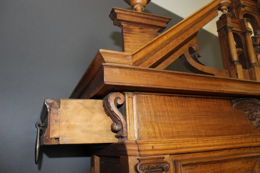 Buffet à Retrait Louis XIII En Noyer  Fin XVII Siècle