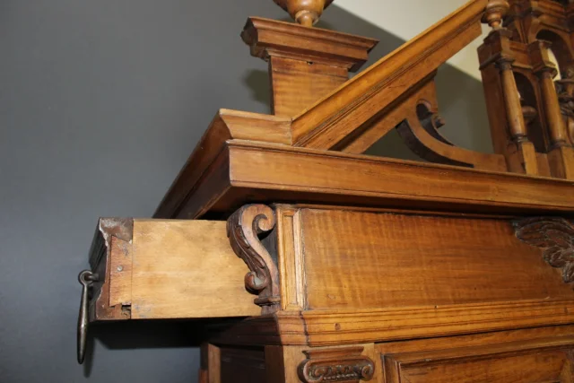 Buffet à Retrait Louis XIII En Noyer  Fin XVII Siècle