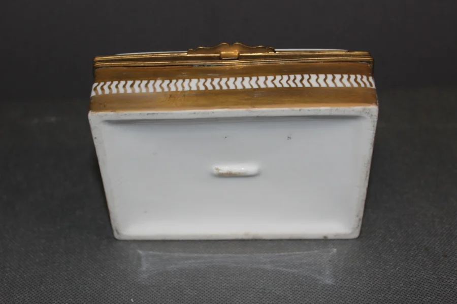 Boite En Porcelaine à Décor De Fleurs Et Or Vers 1900