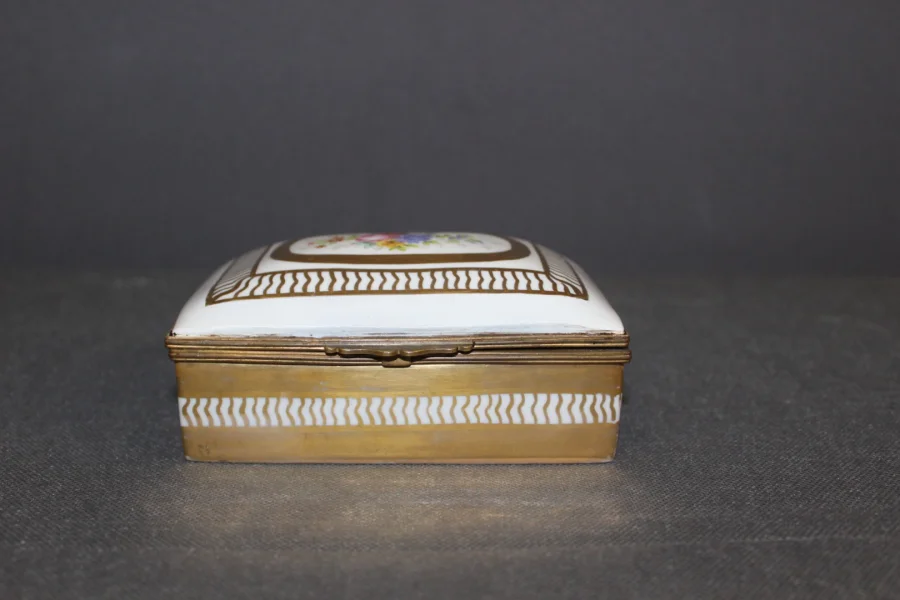 Boite En Porcelaine à Décor De Fleurs Et Or Vers 1900