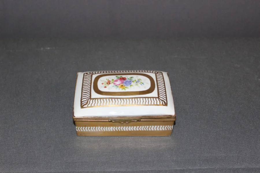 Boite En Porcelaine à Décor De Fleurs Et Or Vers 1900