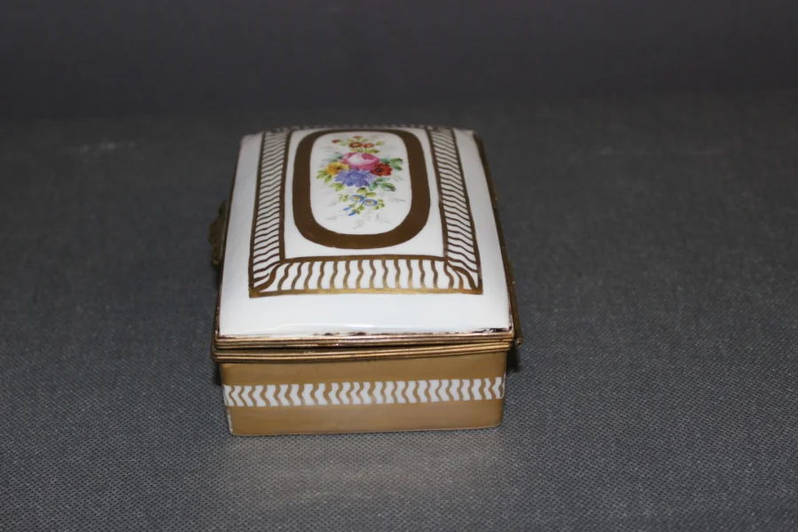 Boite En Porcelaine à Décor De Fleurs Et Or Vers 1900