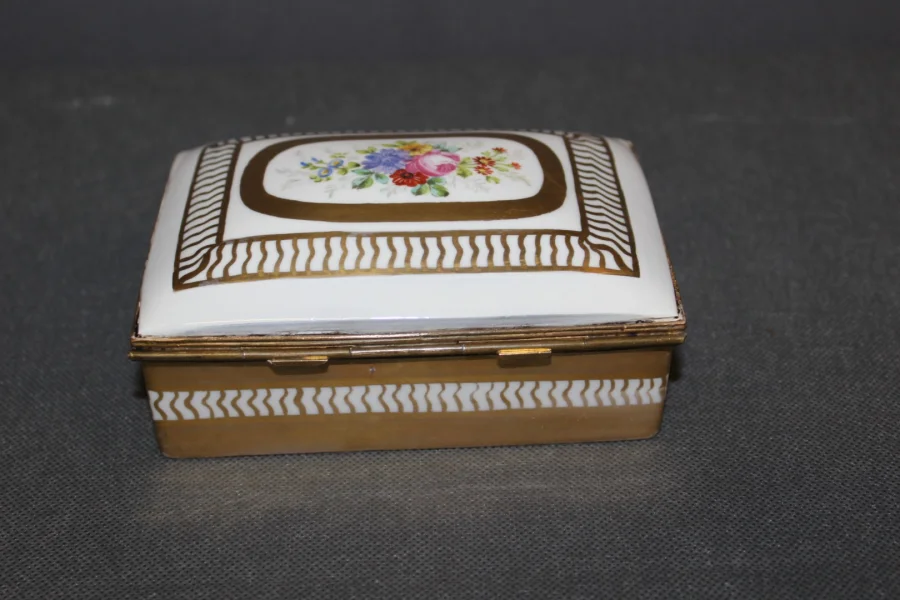 Boite En Porcelaine à Décor De Fleurs Et Or Vers 1900