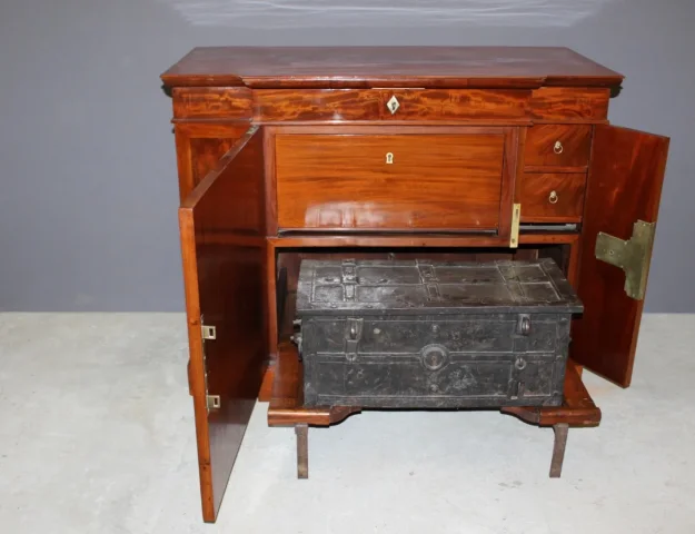 Meuble  Coffre Fort De Corsaire XIX En Acajou