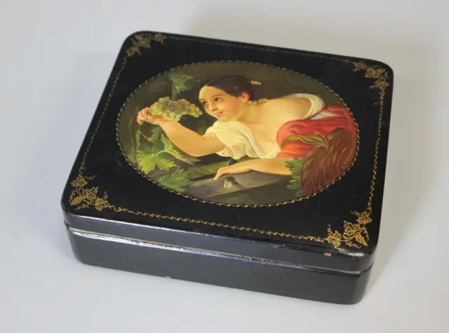 Boite En Laque Russe à Décor De Femme XX