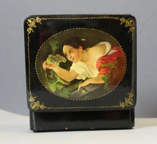 Boite En Laque Russe à Décor De Femme XX