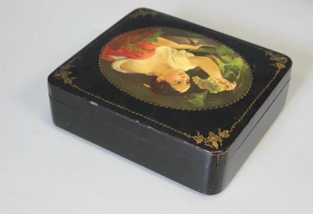 Boite En Laque Russe à Décor De Femme XX
