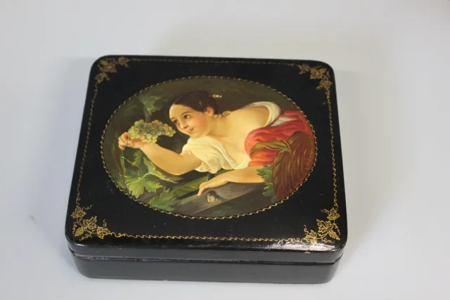 Boite En Laque Russe à Décor De Femme XX