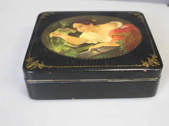 Boite En Laque Russe à Décor De Femme XX