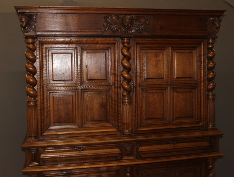 Buffet Quatre Portes Louis XIII En Noyer fin XVII
