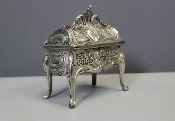 Coffret à Bijoux En Métal Argenté Imitant Un Bureau