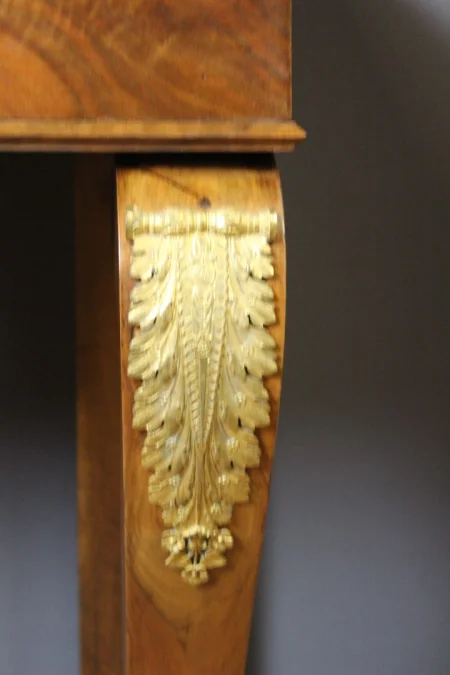 Console d'époque Restauration en noyer et bronze vers 1820
