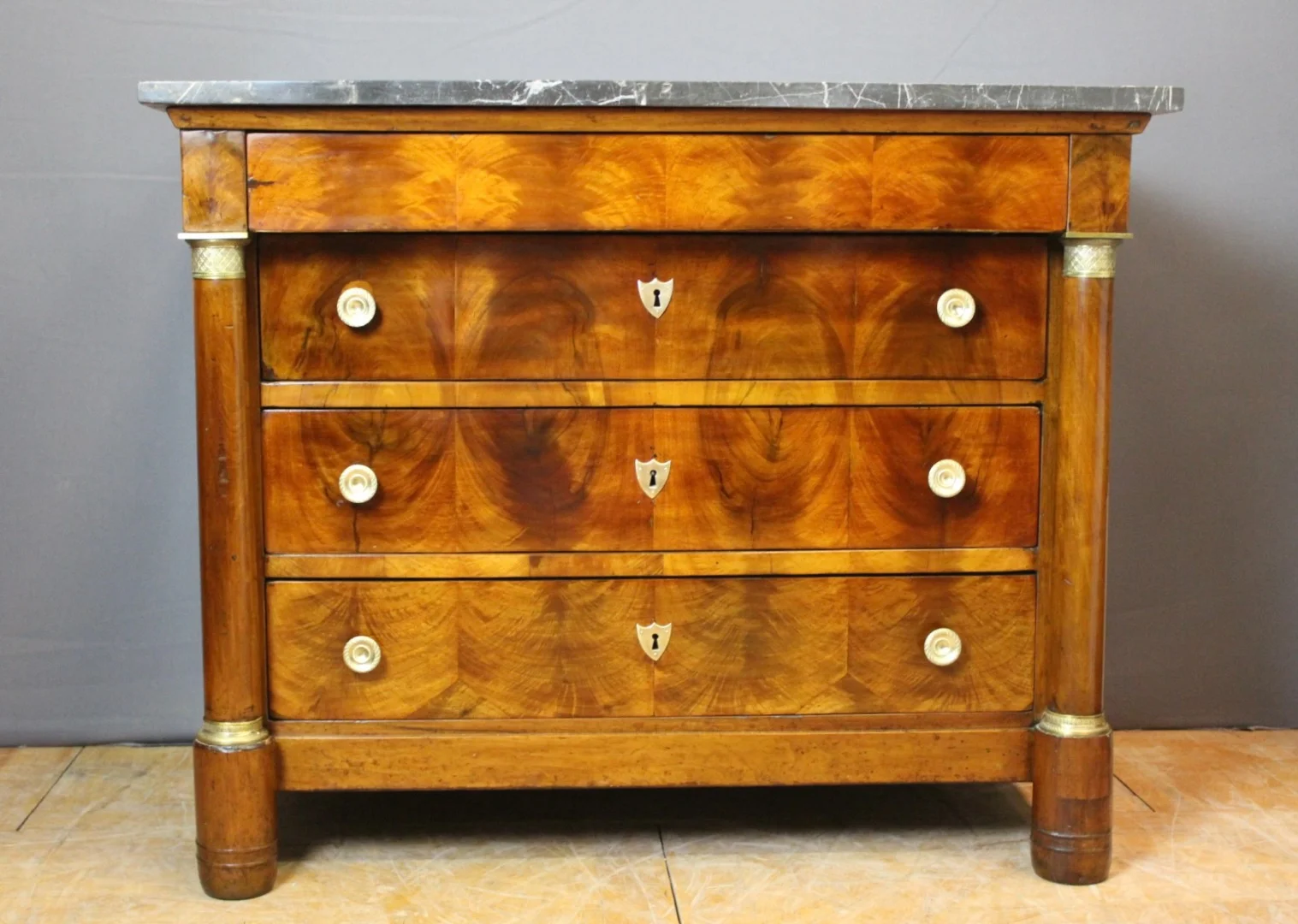 Commode Empire à colonnes Détachées en noyer début XIX