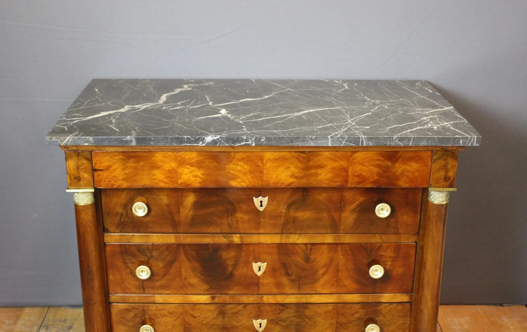 Commode Empire à colonnes Détachées en noyer début XIX