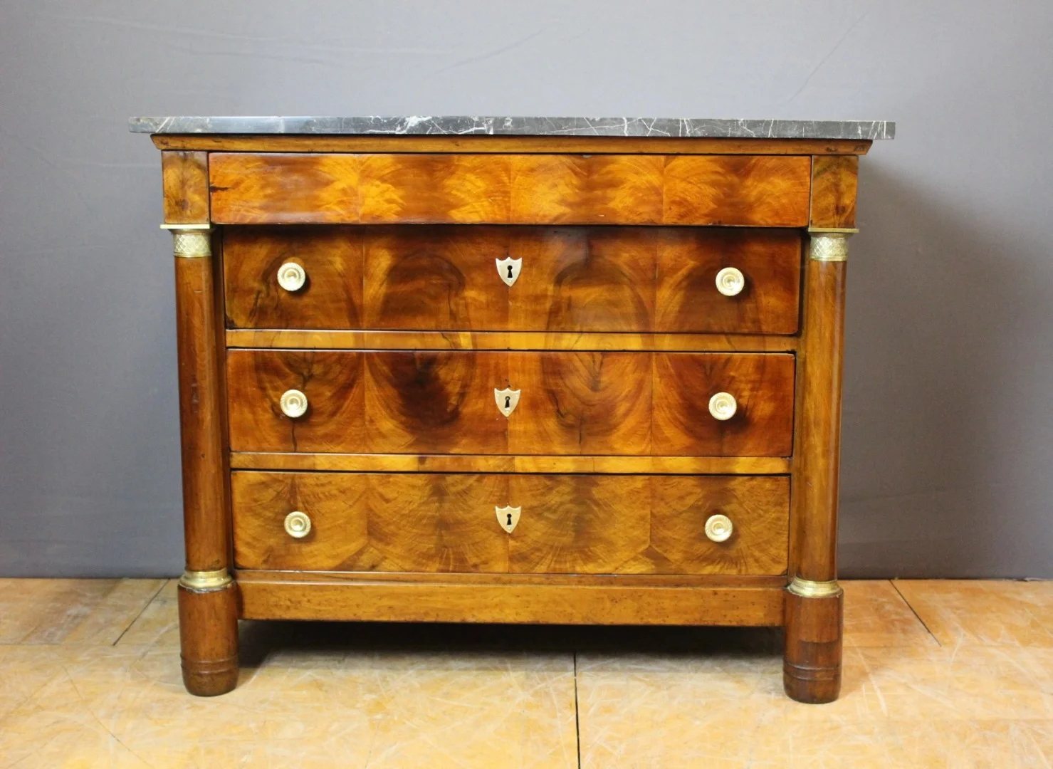 Commode Empire à colonnes Détachées en noyer début XIX