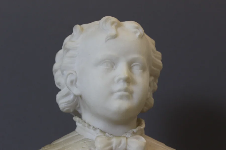Buste d'un Jeune Garçon du XVIII en Albâtre