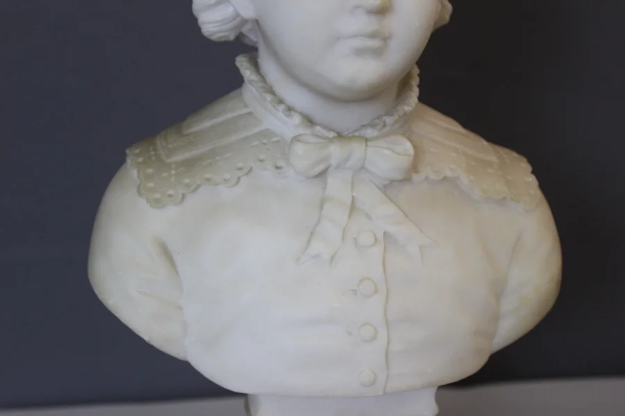 Buste d'un Jeune Garçon du XVIII en Albâtre