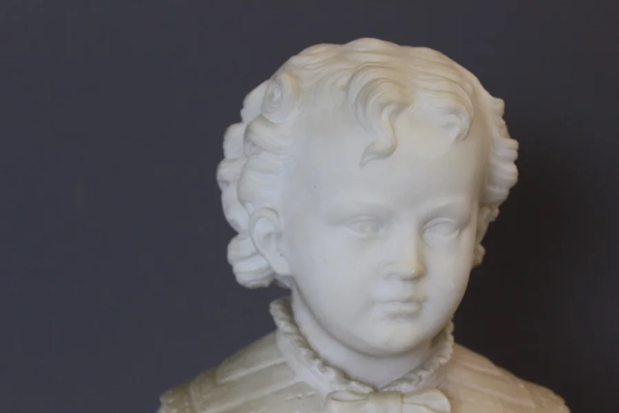Buste d'un Jeune Garçon du XVIII en Albâtre
