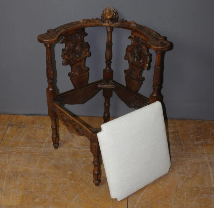 SILLÓN DE ESQUINA DEL SIGLO XIX