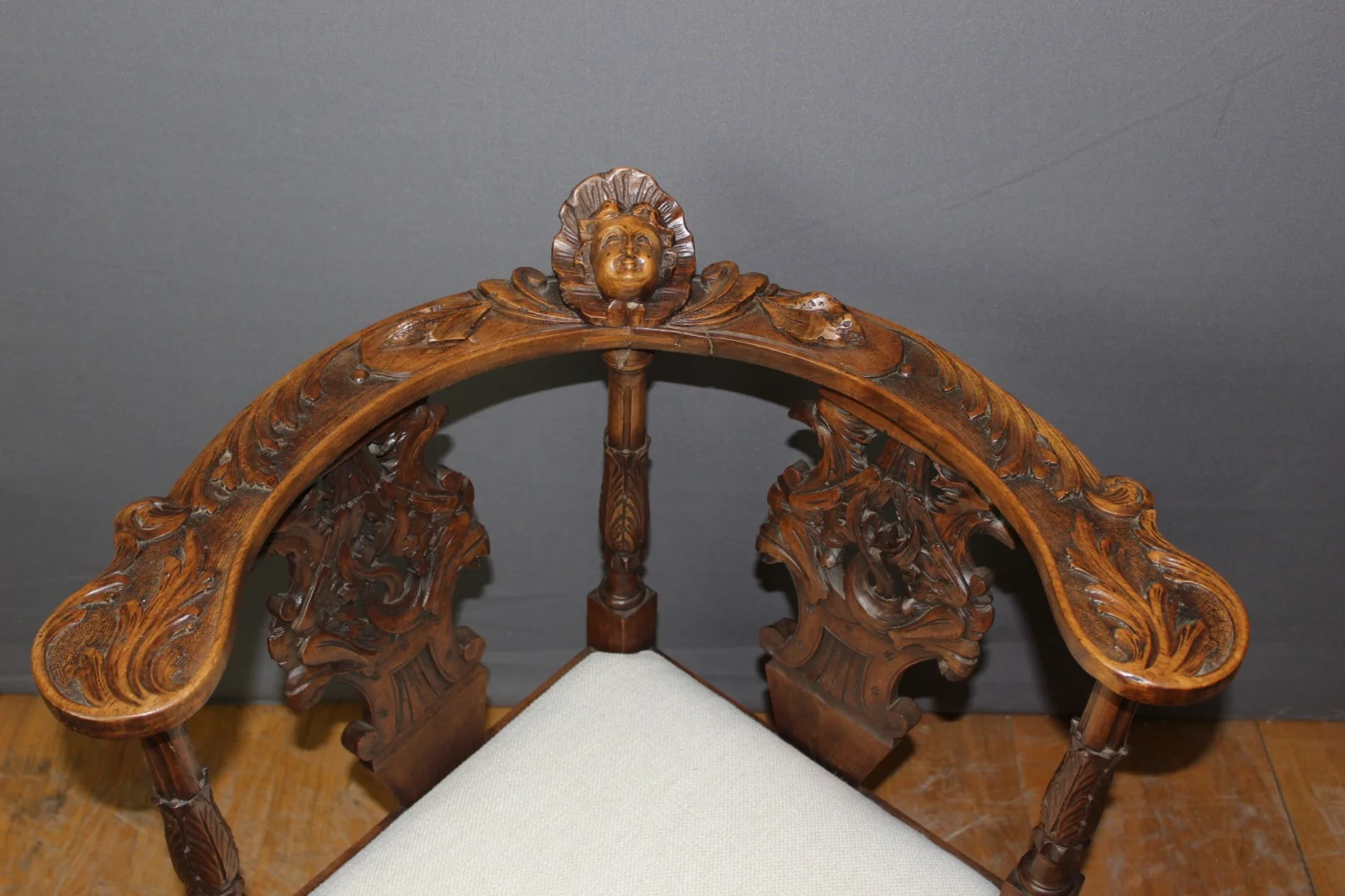 Fauteuil d'angle à décor d'ange sculpté en noyer XIX