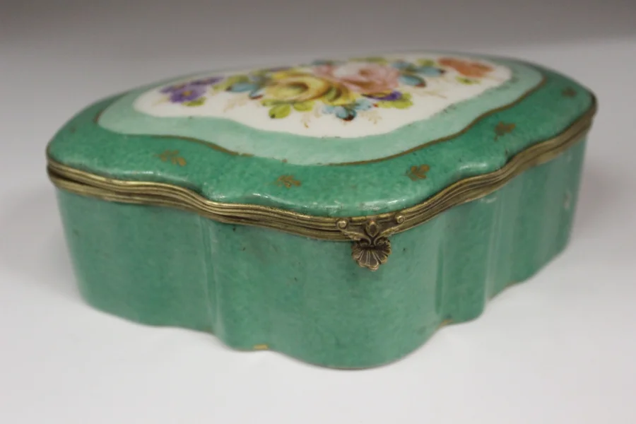 PORCELAIN BOX