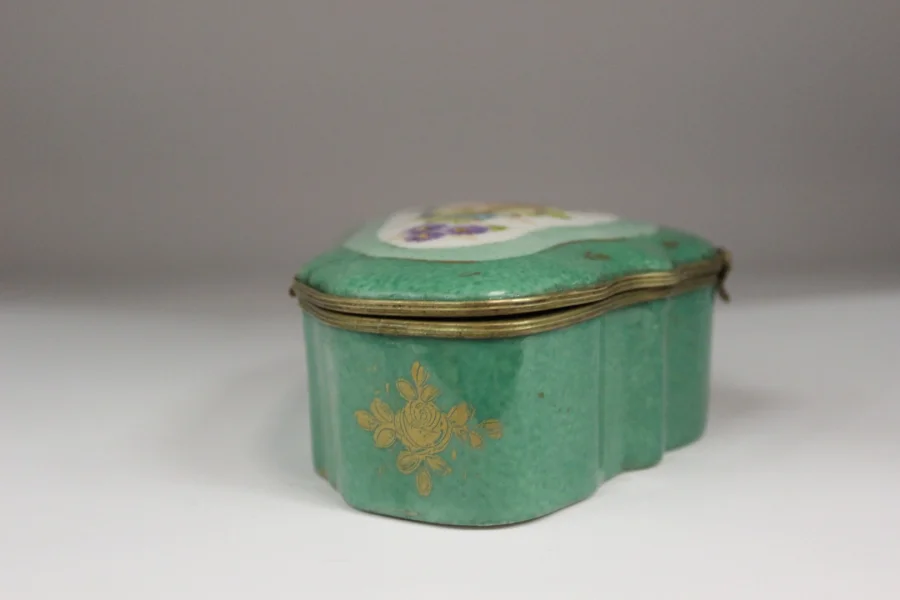 PORCELAIN BOX