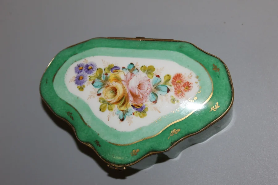 PORCELAIN BOX
