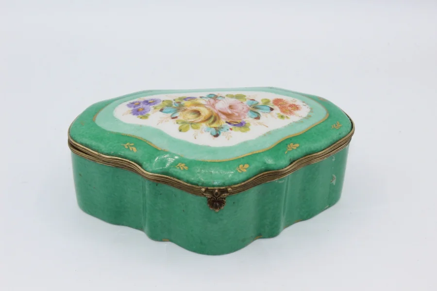 PORCELAIN BOX