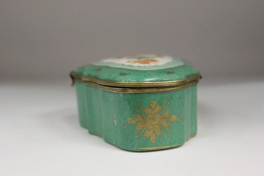 PORCELAIN BOX
