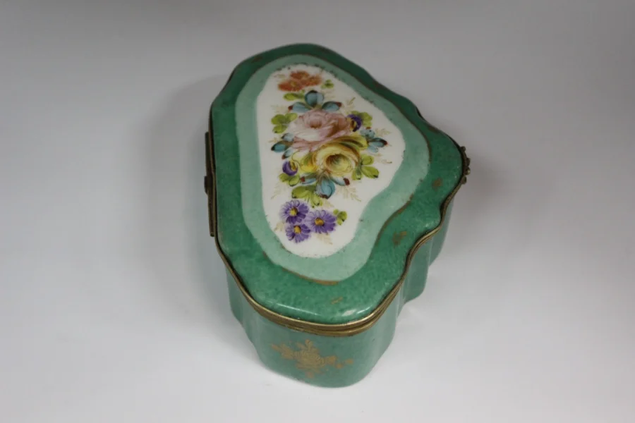 PORCELAIN BOX